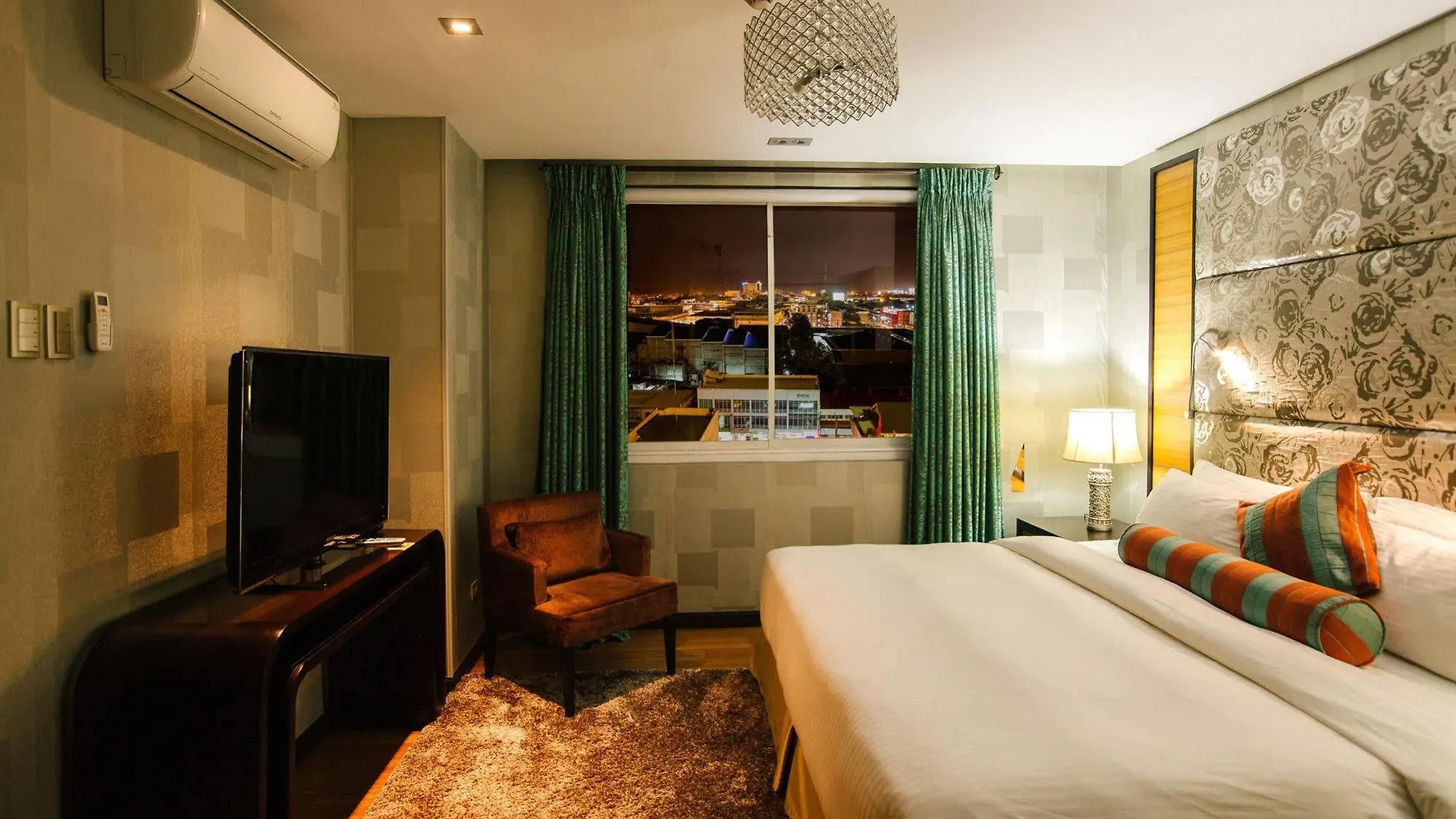 The Royal Mandaya Hotel Davao 3*,
